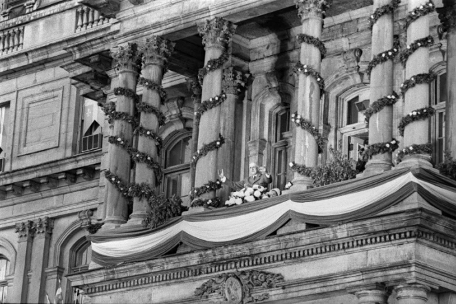 Charles de Gaulle s'adresse à la foule lors de sa visite officielle à Québec, le 24 juillet 1967, depuis le balcon de la mairie de Montréal