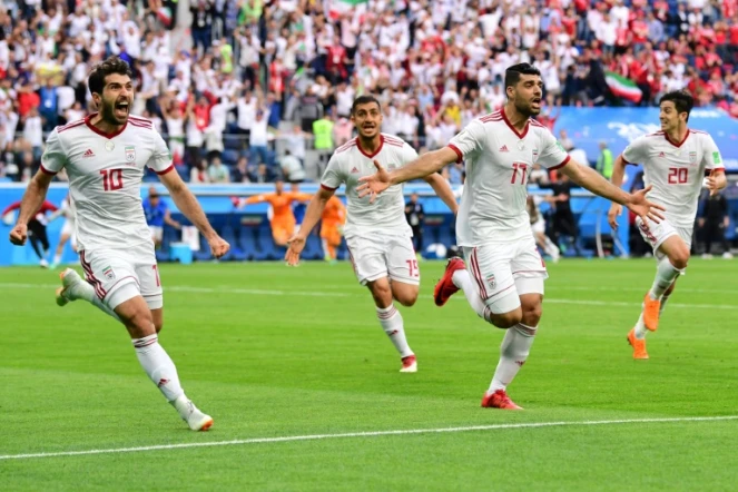 La joie des Iraniens après le but contre son camp du Marocain Aziz Bouhaddouz lors du Mondial, le 15 juin 2018 à Saint-Pétersbourg