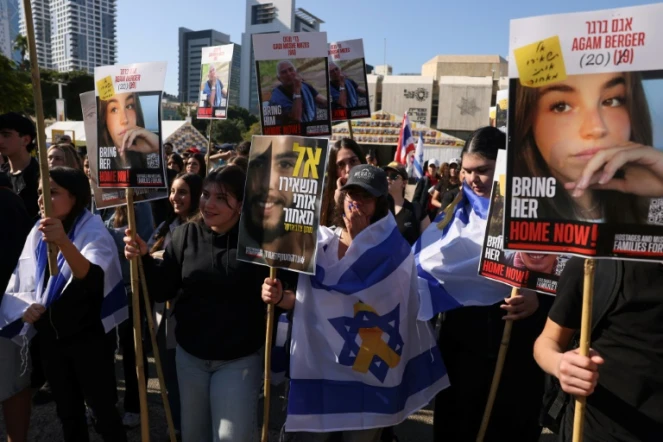 Des manifestants célèbrent la libération de trois otages israéliens retenus à Gaza depuis le 7 octobre 2023, le 30 janvier 2025 à Tel Aviv