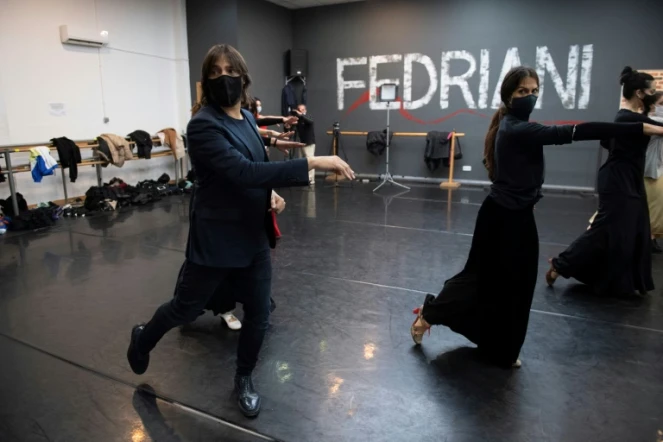 Le danseur de flamenco Joaquin Cortes (g) lors des répétitions de son spectacle "Esencia", à Madrid le 10 décembre 2020