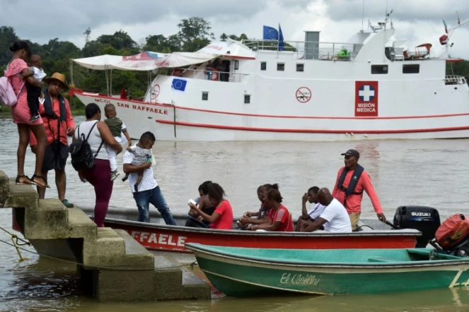 Des habitants embarquent pour rejoindre le navire-hôpital San Raffaele afin d'y rencontrer des soignants, le 24 avril 2019 dans le département du Choco, en Colombie