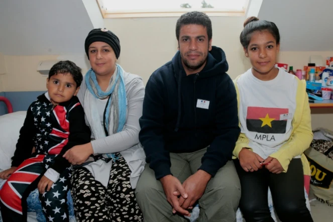 Les réfugiés irakiens Ali et Tahrir avec leurs enfants Abdullah et Nabaa, dans leur chambre au centre d'acceuil à Cergy le 16 septembre 2015