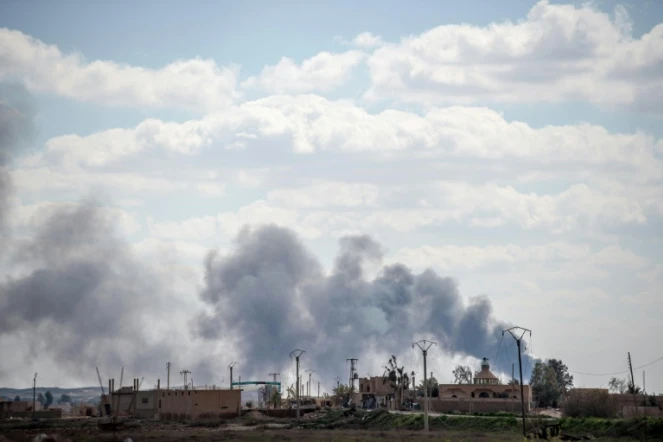 Des colonnes de fumée s'élèvent le 2 mars 2019 du dernier carré contrôlé par les jihadistes du groupe Etat islamique à Baghouz dans l'est de la Syrie, cible d'un assaut de forces arabo-kurdes syriennes  