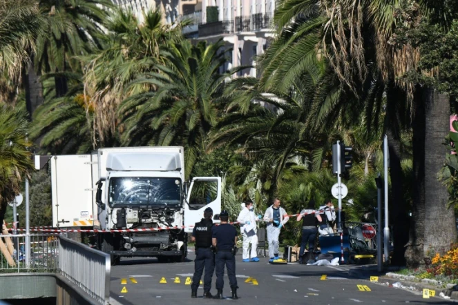 Des enquêteurs autour du camion le 15 juillet 2016 à Nice au lendemain de l'attentat