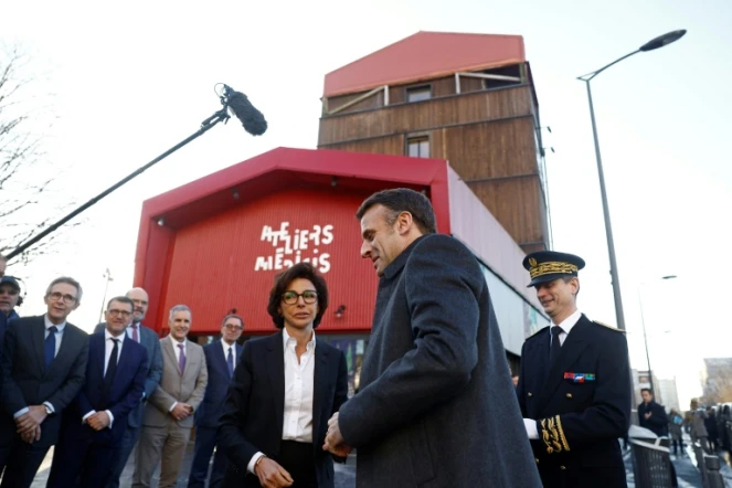 La ministre française de la Culture Rachida Dati (c) accueille le président français Emmanuel Macron (2e à d) pour une visite des Ateliers Médicis, un lieu de création artistique de Clichy-sous-Bois, en Seine-Saint-Denis, le 18 décembre 2024