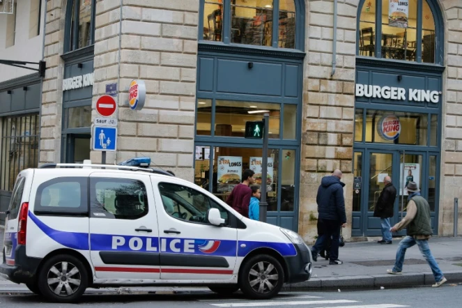 Une voiture de police devant un fast-food à Bordeaux, le 25 décembre 2016
