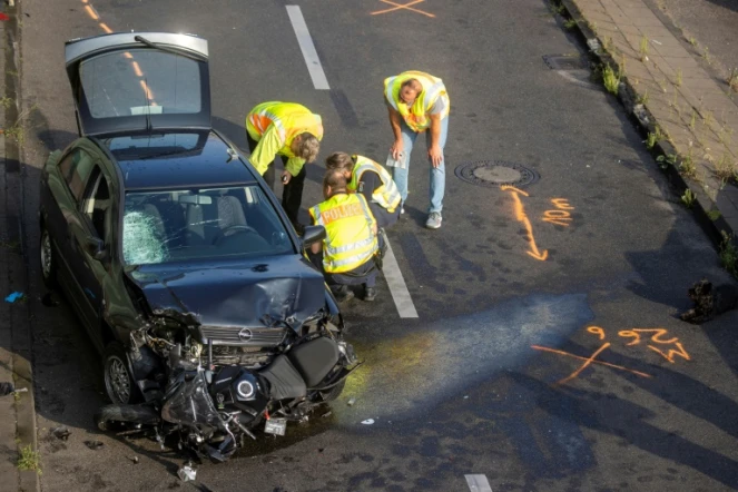 Des policiers et des experts légistes inspectent un véhicule après qu'un homme a provoqué des accidents sur l'autoroute A100 à Berlin, dans un acte "islamiste"