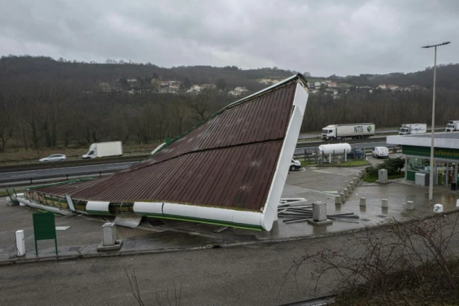 Effondrement du toit d'une station-service à Saint-Romain-en-Gier le 20 décembre 2019 près de Lyon après des vents violents