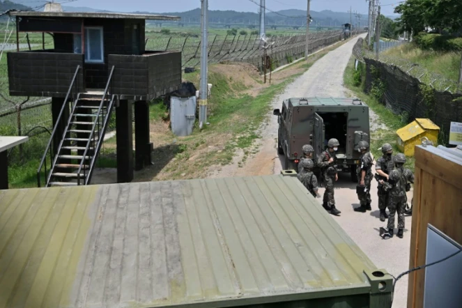 Des soldats sud-coréens près d'un poste de contrôle dans la ville frontalière de Paju, le 17 juin 2020