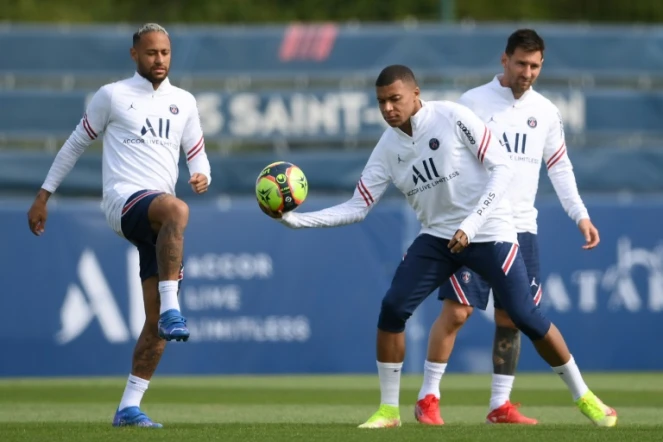 L'attaquant brésilien du Paris Saint-Germain, Neymar (G), le Français Kylian Mbappe (C) et la nouvelle recrue argentine Lionel Messi s'entraînent au Camp des Loges le 28 août 2021 pour préparer le match de Ligue 1 prévu le 29 à Reims