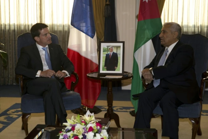 Le Premier ministre français Manuel Valls reçu par son homologue jordanien Abdullah Nsur le 11 octobre 2015 à Amman