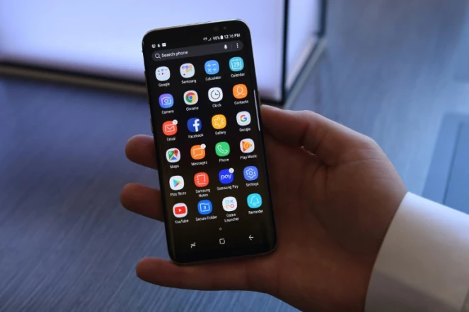 Le nouveau smartphone Galaxy S8 de Samsung, présenté le 29 mars 2017 à New York