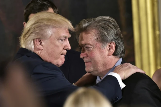Le président américain Donald Trump (g) félicitant Steve Bannon à la Maison Blanche le 22 janvier 2017