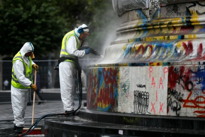 Des employés municipaux nettoient la place de la République le 2 août 2016 à Paris