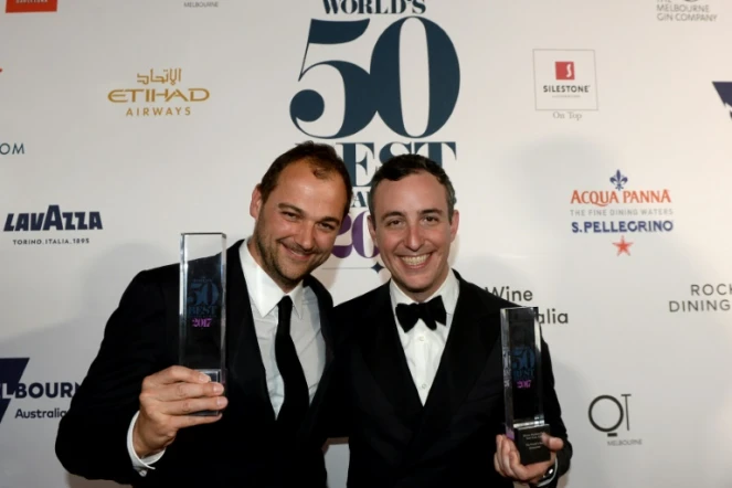 Daniel Humm (g) et Will Guidara de l'Eleven Madison Park posent avec leur trophée récompensant le meilleur restaurant du monde, le 5 avril 2017 à Melbourne en Australie