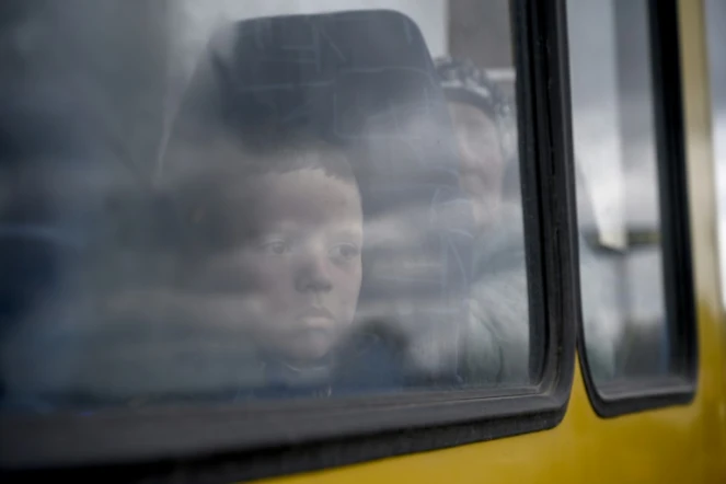 Un garçon évacué de Marioupol dans le bus arrivant dans la ville de Zaporijjia sous cntrôle ukrainien, le 21 avril 2022
