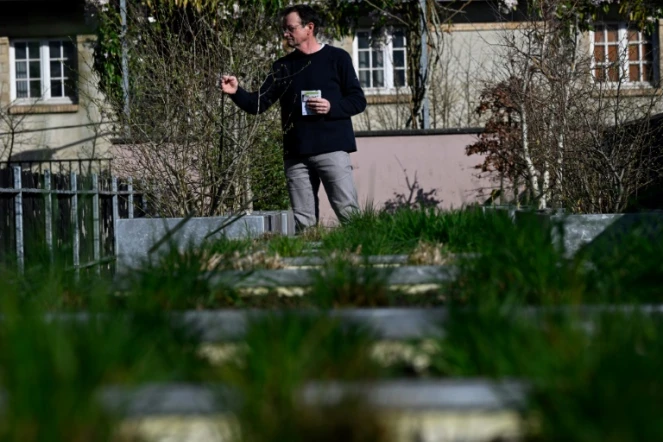Le botaniste Hervé Tiger dans le pollinarium installé sur le toit d'une bibliothèque, Rennes, le 18 mars 2022