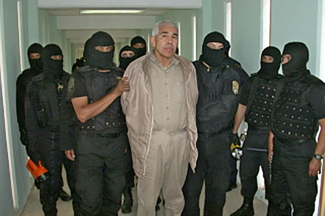 Des policiers mexicains gardent le narcotrafiquant historique le plus recherché par Washington Rafael Caro Quintero, le 29 janvier 2005 à   Guadalajara