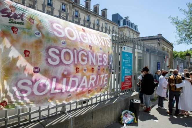 Personnel soignant rassemblé devant l'hôpital Tenon de Paris, le 25 mai 2022, pour protester contre leurs conditions de travail