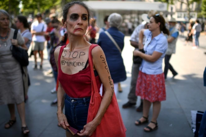 Une femme affiche sur son corps le message "Stop féminicide" lors d'une manifestation contre les violences conjugales le 6 juillet 2019 à Paris