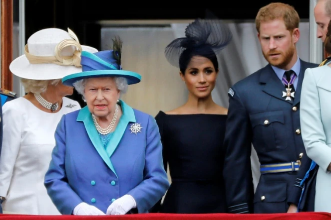 Le Prince Harry et sa femme Meghan derrière la reine Elizabeth II lors d'une cérémonie officielle à Londres le 10 juillet 2018