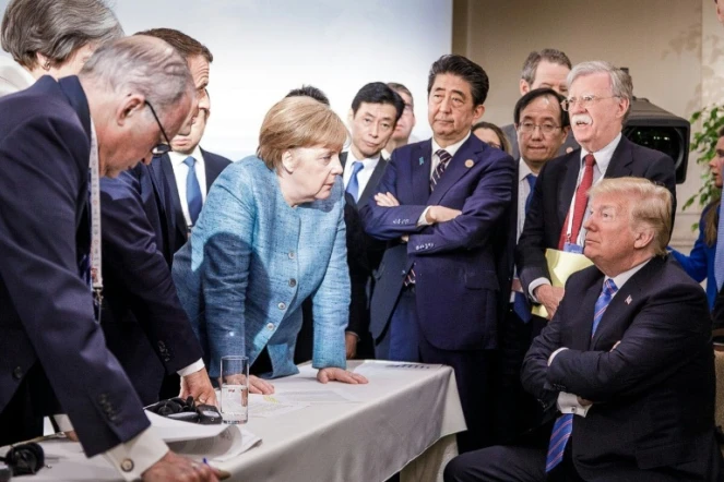 Photo prise par un photographe officiel pour le gouvernement allemand, le 9 juin 2018 à la Malbaie, au Québec, du président américain Donald Trump, assis, faisant face à la chancelière allemande Angela Merkel et aux autres participants du G7