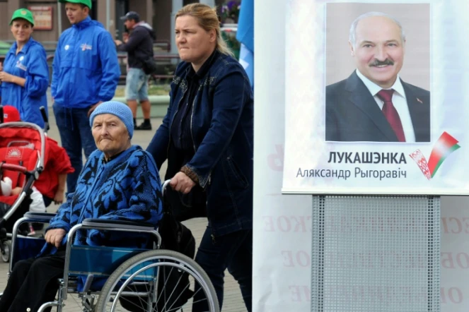 Le portrait du président  Alexandre Loukachenko le 10 septembre 2015 dans une rue de Minsk