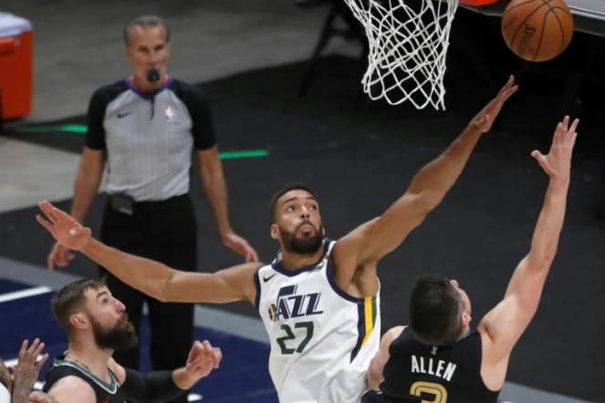 Le pivot du Utah Jazz Rudy Gobert contre le shoot de Grayson Allen des Memphis Grizzlies en play-offs NBA à Salt Lake City, le 23 mai 2021 