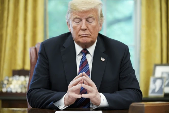 Le président américain Donald Trump écoute le président Enrique Pena Nieto lors d'une conversation téléphonique sur le commerce dans le bureau ovale de la Maison Blanche à Washington, le 27 août 2018
