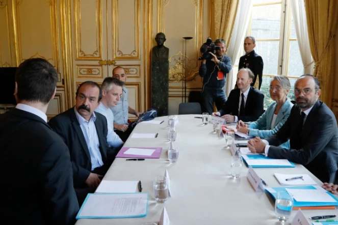 Le Premier ministre Edouard Philippe (D) et Philippe Martinez (G), secrétaire général de la CGT, reçu à Matignon le 25 mai 2018 à Paris
