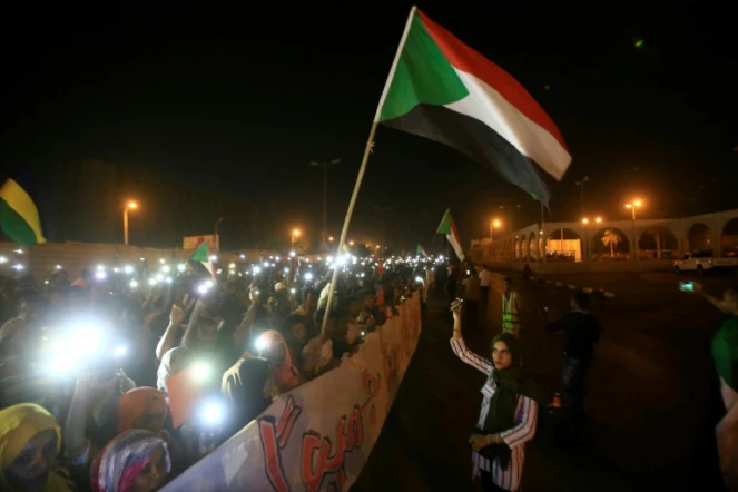Des manifestants soudanais rassemblés à Khartoum pour demander le transfert du pouvoir à une administration civile, le 17 mai 2019