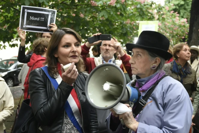 La députée écologiste Eva Sas (g), lors d'une manifestation contre le harcèlement sexuel, le 11 mai 2016 devant l'Assemblée nationale à Paris