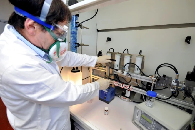 Un chercheur travaille à l'étude sur les nanoparticules dans un laboratoire de l'Institut national de Recherche et de Sécurité (INRS), le 31 mars 2011 à Vandoeuvre-lès-Nancy