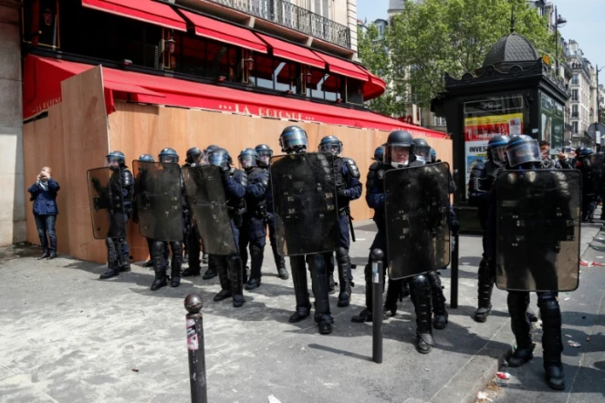 Des policiers en position devant le restaurant La Rotonde, le 1er mai 2019 dans le quartier de Montparnasse à Paris