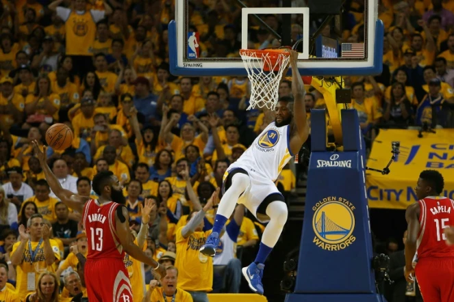 Festus Ezeli, N.31 des Golden State Warriors, marque face à Houston, le 18 avril 2016 à Oakland