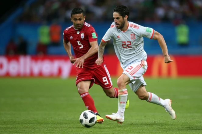 Le meneur de jeu espagnol Isco conduit le ballon devant l'Iranien Omid Ebrahimi, le 20 juin 2018 à Kazan  