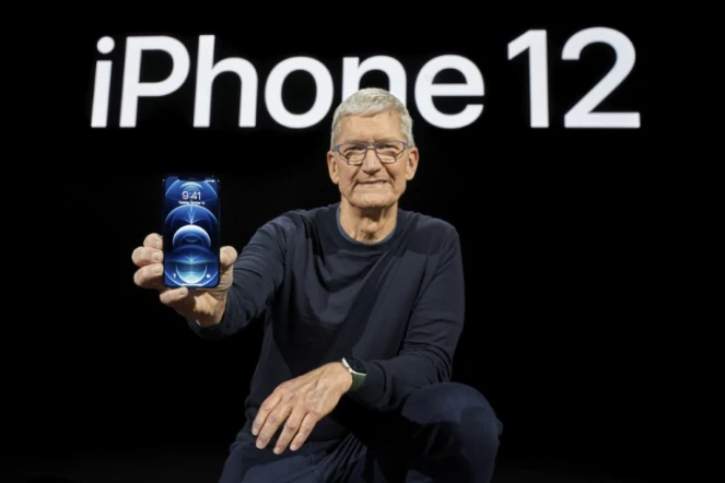 Photo diffusée par  Apple, du PDG Tim Cook qui présente l'iPhone 12 Pro à Cupertino, Californie, le 13 octobre 2020 
