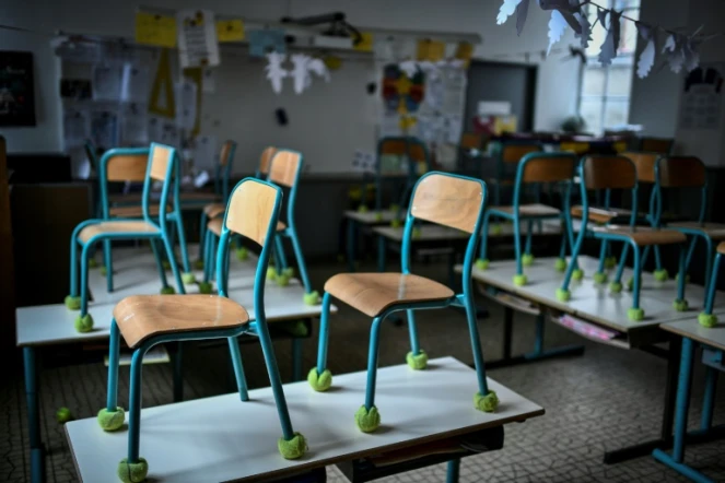 Des chaises sont disposées sur les tables d'une salle de classe vide, le 30 avril 2020 à Paris