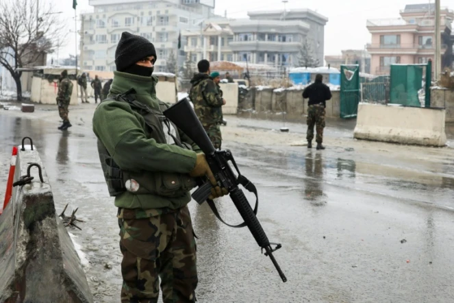 Des forces de sécurité afghanes après un attentat suicide à l'entrée d'une académie militaire à Kaboul, le 11 février 2020