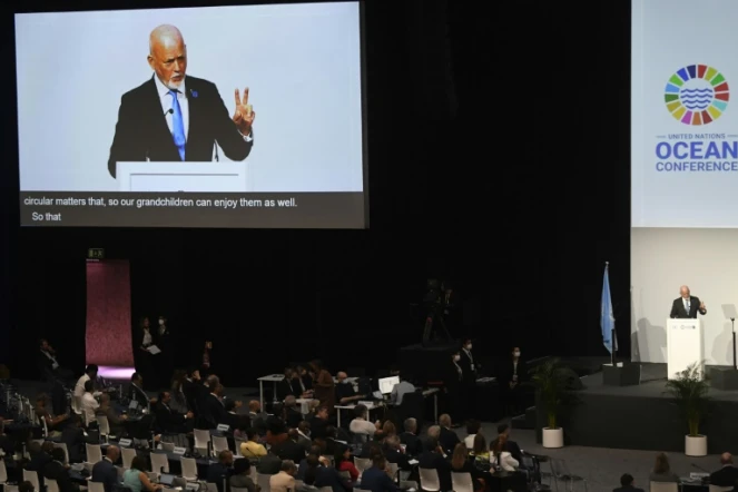 l'envoyé spécial pour l&rsquo;océan des Nations unies, Peter Thomson, lors de la session de clôture de la conférence pour la préservation des Océans, le 1er juillet 2022 à Lisbonne 