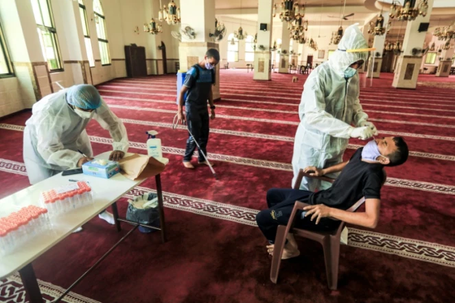 Test pratiqué pour détecter le coronavirus dans une mosquée à Gaza, le 20 septembre 2020