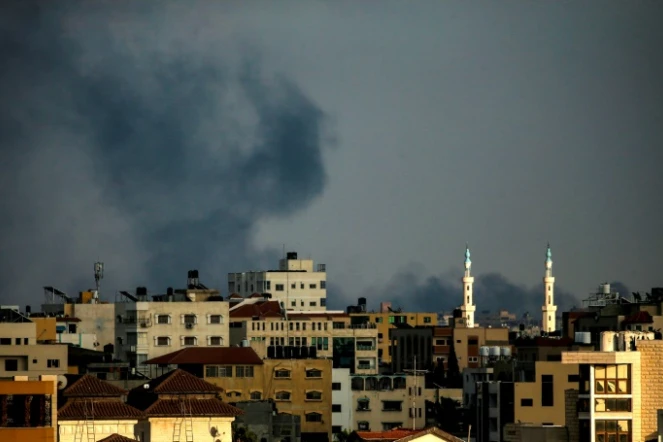 Un panache de fumée après des bombardements israéliens à Gaza, le 20 juillet 2018
