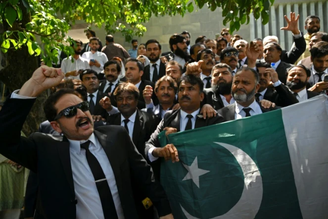 Des avocats et partisans de l'ancien Premier ministre Imran Khan célèbrent la suspension de sa peine de prison  pour corruption devant la Haute Cour d'Islamabad, le 29 août 2023 au Pakistan