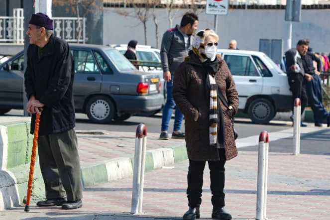 Une Iranienne porte un masque de protection contre le nouveau coronavirus, à Téhéran, le 22 février 2020