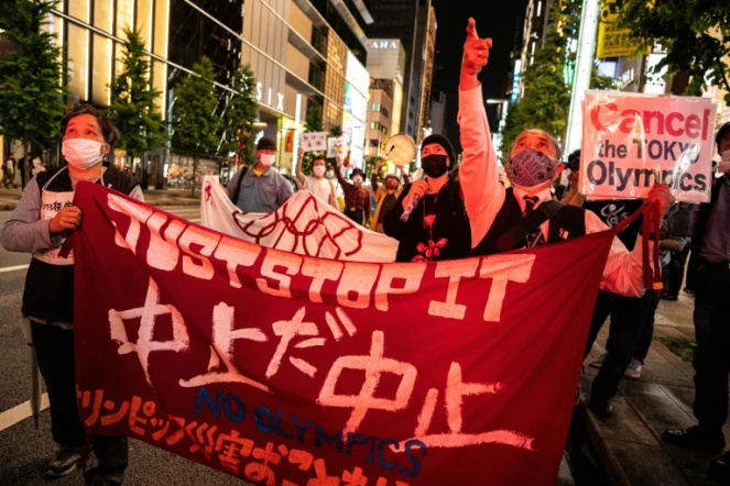 Des manifestants protestent contre la tenue des jeux Olympiques, le 17 mai 2021 à Tokyo