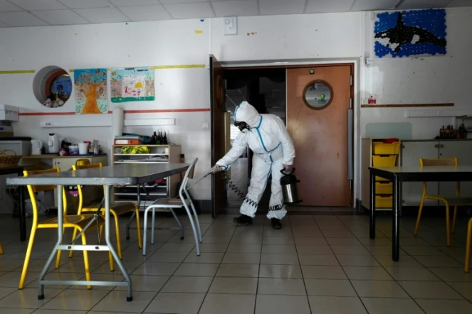 Désinfection d'une salle de classe à Cannes, le 10 avril 2020