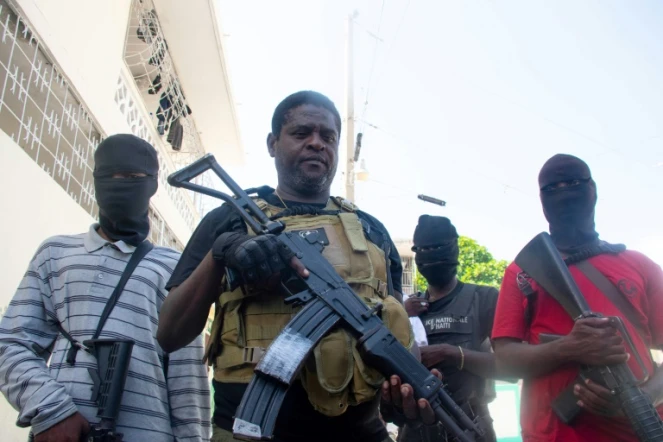 Le chef de gang Jimmy Chérizier (au centre), surnommé "Barbecue", le 5 mars 2024 à Port-au-Prince