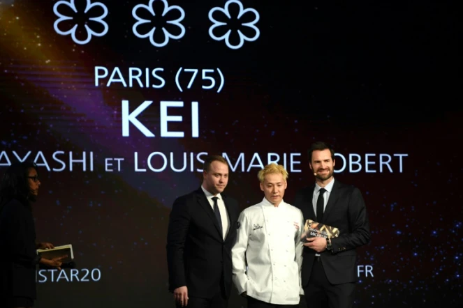 Le dirigeant du Michelin Gwendal Poullennec (à droite) avec le chef japonais Kei Kobayashi (au centre) à Paris le 27 janvier 2020