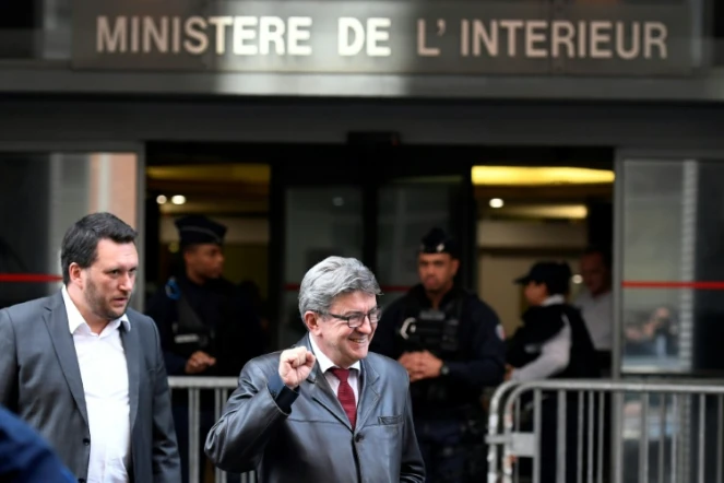 Jean-Luc Mélenchon à la sortie de cinq heures d'audition par les policiers anticorruption de l'Oclciff à Nanterre, près de Paris, le 18 octobre 2018.