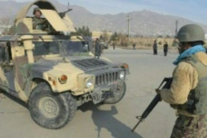 Des soldats arrivant sur le lieu de l'attaque revendiquée par l'EI à Kaboul le 18 décembre 2017